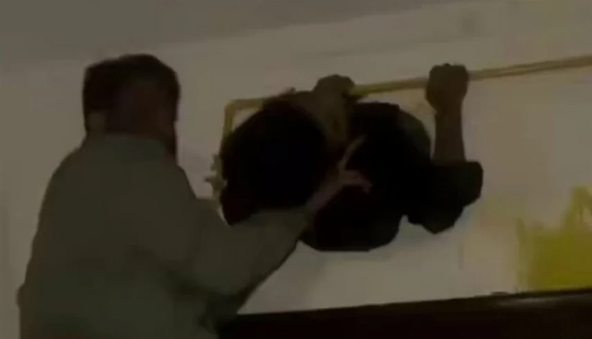 شفاط مطبخ يبتلع لصاً أثناء محاولة سرقة منزل