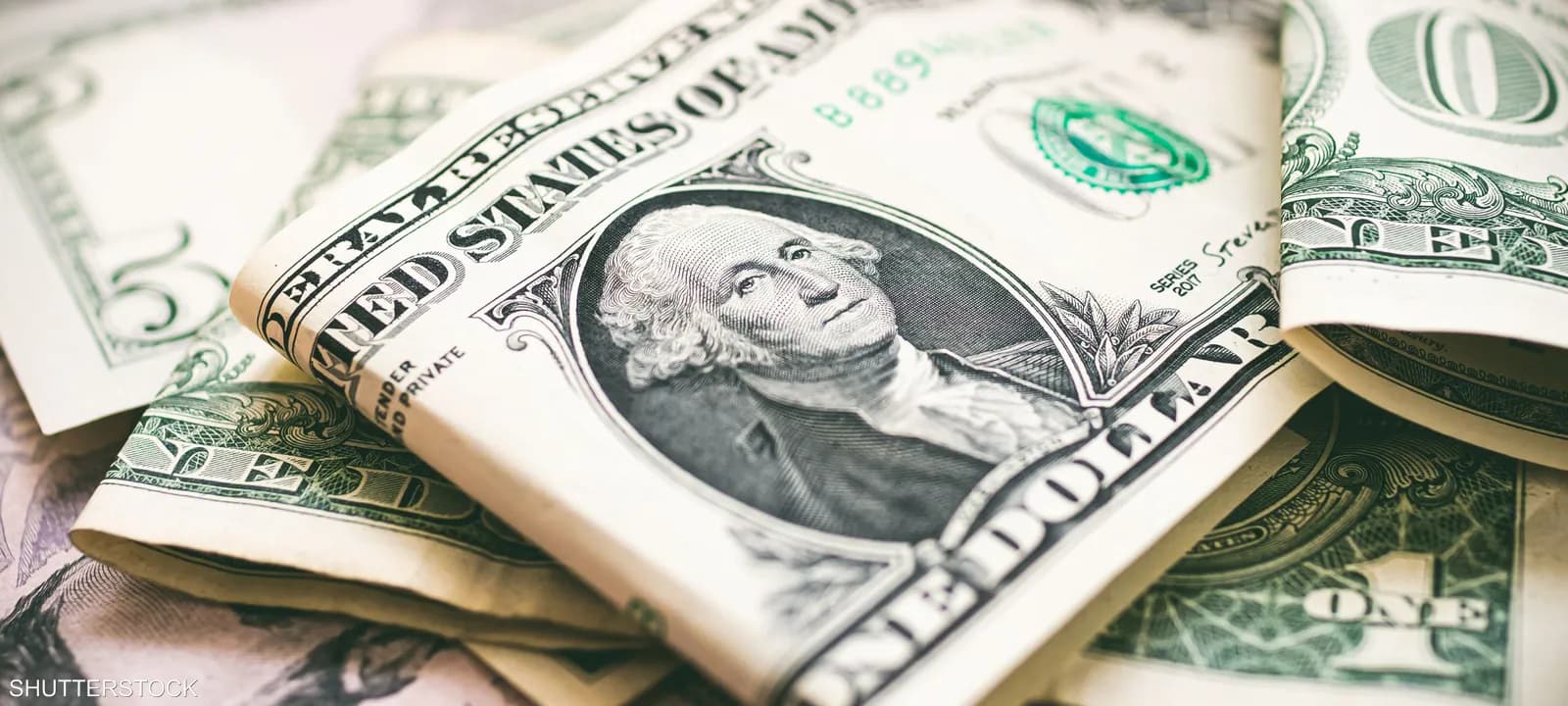 الدولار يتراجع بعد أن لامس أعلى مستوى في أسبوعين