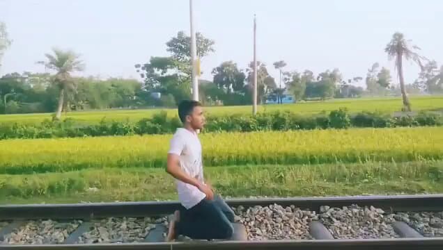 الهند.. خاطر بحياته تحت عجلات القطار لتصوير فيديو
