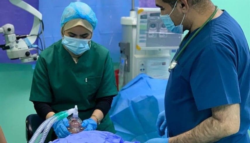 العراق.. أطباء ينقذون شاباً من العمى بعد انفجار بطارية سيارة في وجهه
