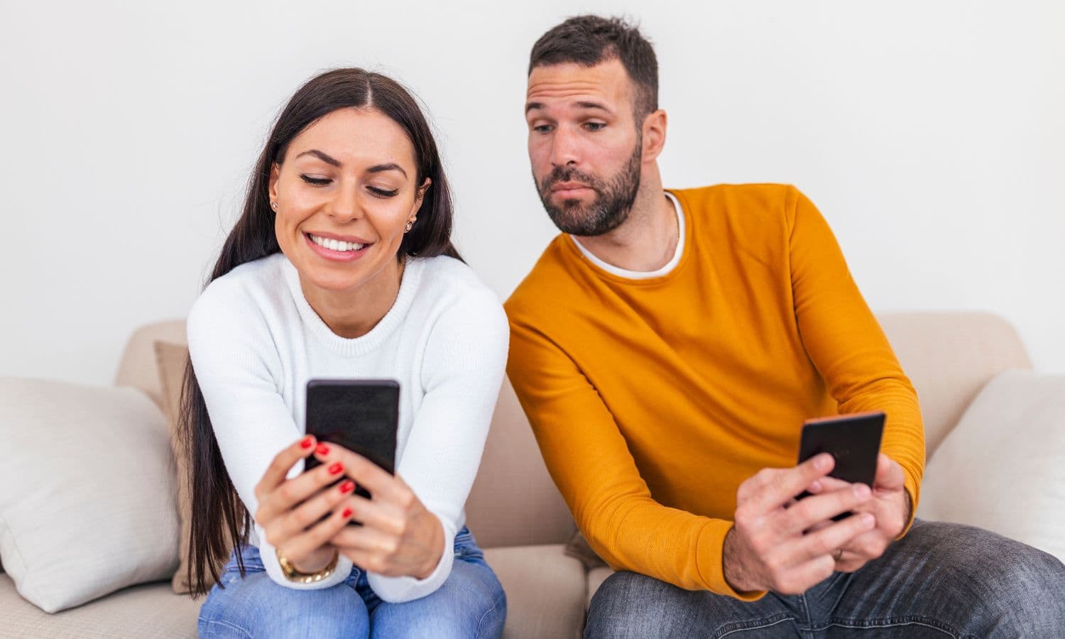 التجسس على هاتف الشريك خطيئة لا يبررها الفضول أو الشكوك