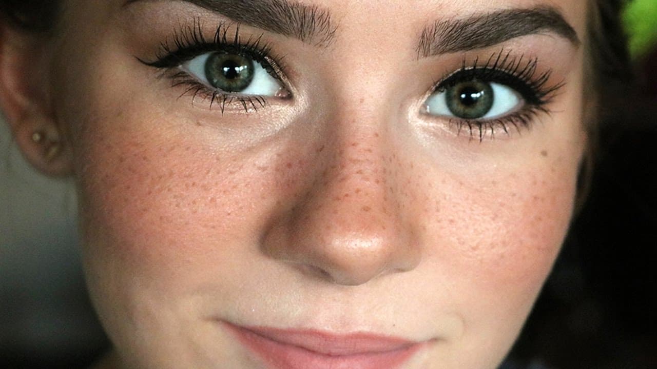 أحدث صيحات عالم التجميل النمش الزائف..