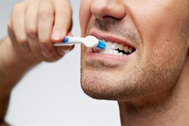 خطأ فادح نرتكبه بعد تنظيف الأسنان