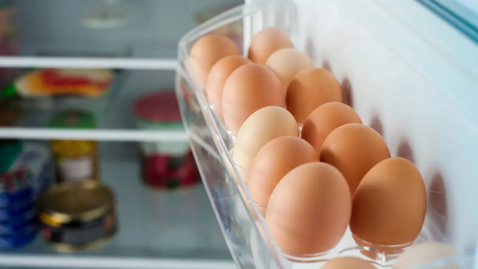 حيلة قشور البيض للتخلص من بقع الملابس البيضاء