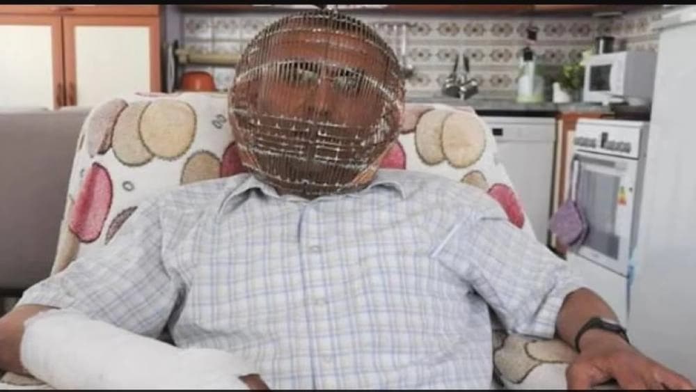 يحبس رأسه في قفص للإقلاع عن التدخين