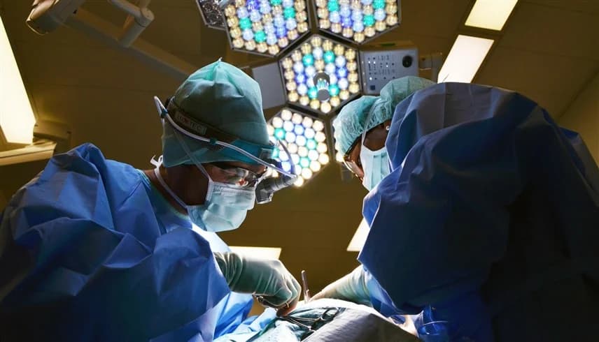 أطباء يزيلون مسماراً طوله 8 سم اخترق دماغ طفل دون إصابته بضرر