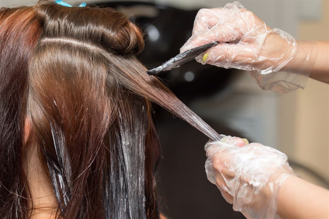 هل يؤثر صبغ الشعر على المرأة الحامل والجنين؟