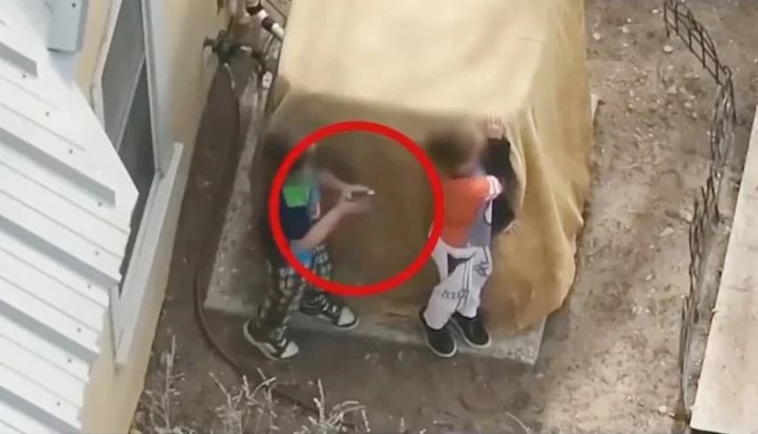 مواجهة غير مسبوقة بالرصاص بين طفلين والشرطة | فيديو
