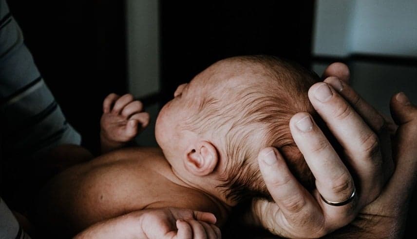 المؤبد لأب هشّم رأس ابنه حديث الولادة في المستشفى