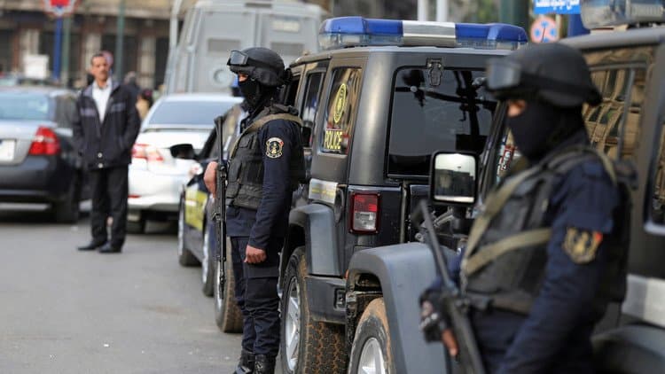 مصرية تدفن زوجها داخل شقتها.. وطفلتها تفضحها بعد 8 سنوات