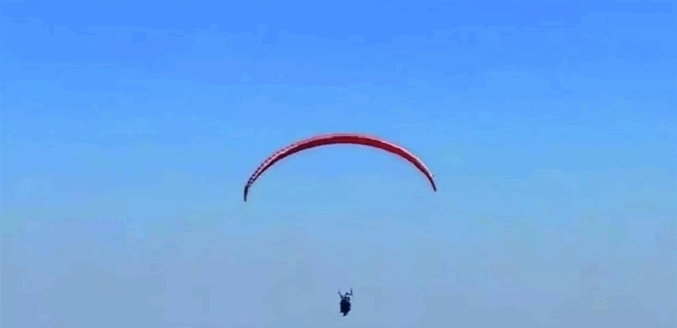 طالب هندي يهبط بطائرة شراعية على مقر الامتحان
