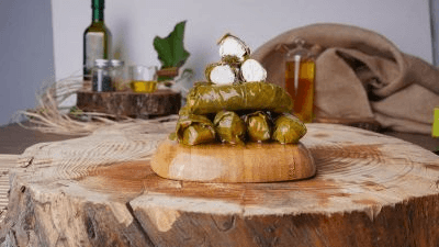طريقة تحضير ورق عنب محشي لبنة وجوز