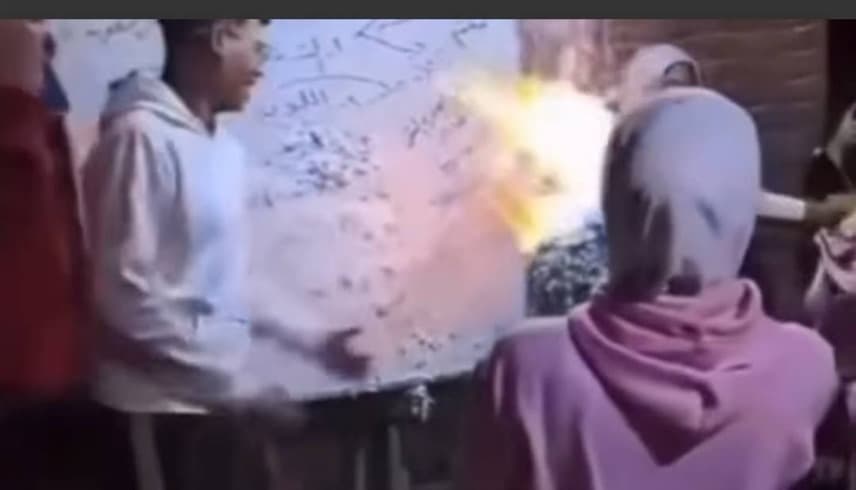 مصر.. طلبة يحرقون معلمتهم احتفالاً بـ"ترند المدرسين" | فيديو