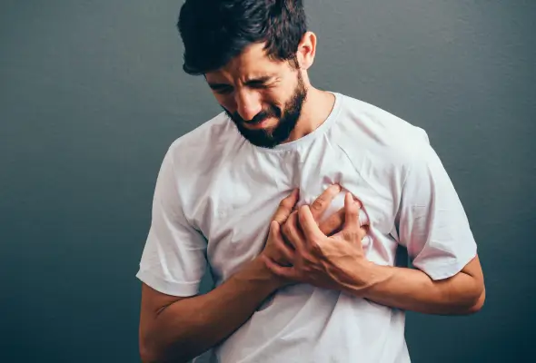 أعراض الغازات الصدرية وكيفية تمييزها عن النوبة القلبية