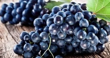 أطباء يكشفون.. العنب الغامق أكثر فائدة من غيره