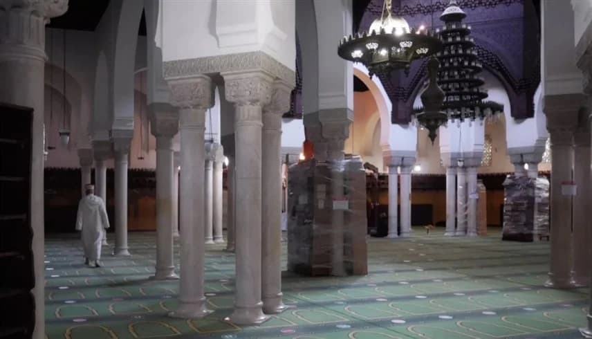 رجل يُنهي حياة آخر بـ40 طعنة أثناء صلاته بالمسجد