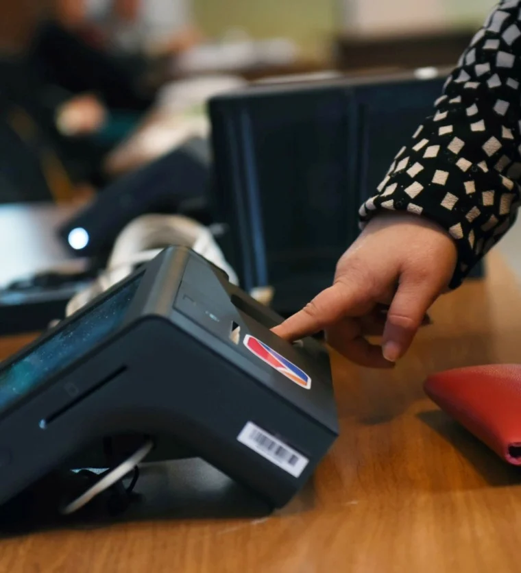 أصابع السيليكون.. محاكمة تأديبية لـ21 موظفاً بتهمة تزوير البصمة