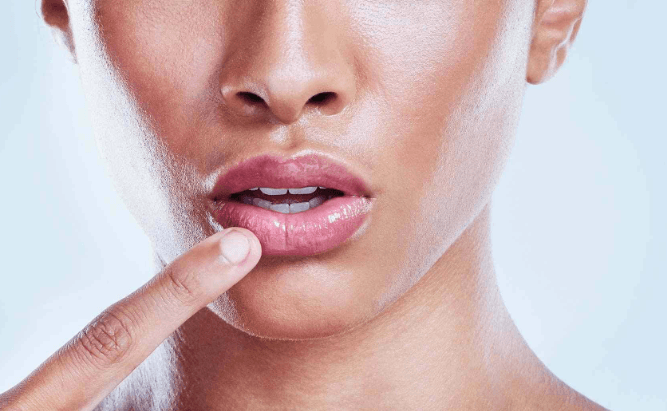 لماذا تتعرض الشفاه للاسمرار؟.. ماسكات لاستعادة لونها الوردي