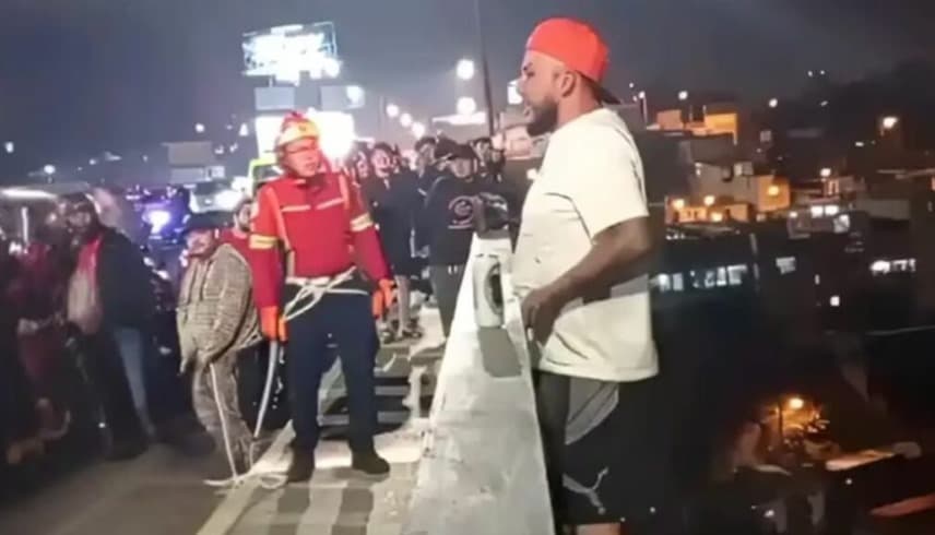 بالفيديو.. لحظة انتحار شاب من أعلى جسر بعد انفصال خطيبته عنه