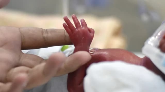 امرأة تقتل حاملًا وتنتزع جنينها