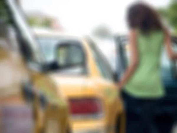 تعيسة حظ تتعرض للدهس من سيارتين بنفس الوقت