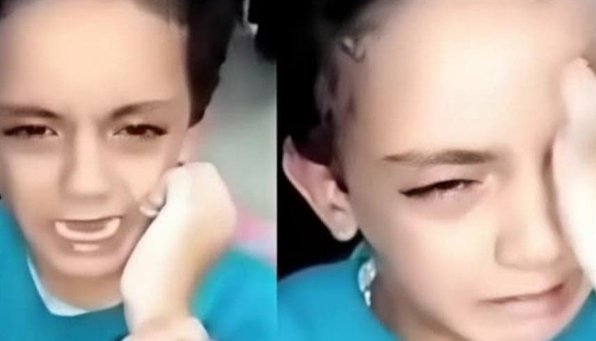 في بث مباشر.. طفل يناشد أمه بالكف عن تعذيبه