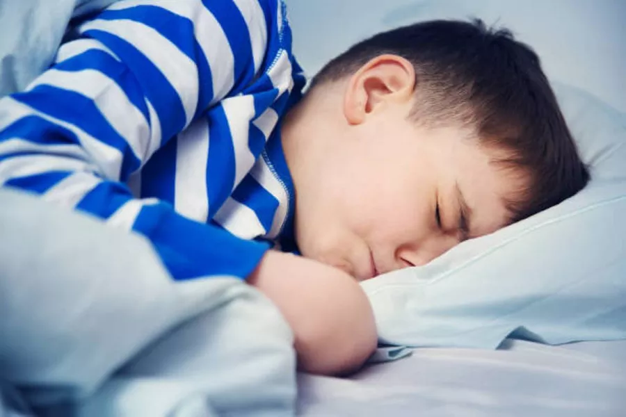 ما هي الأضرار الصحية والنفسية على طفلك عند ضربه قبل النوم؟