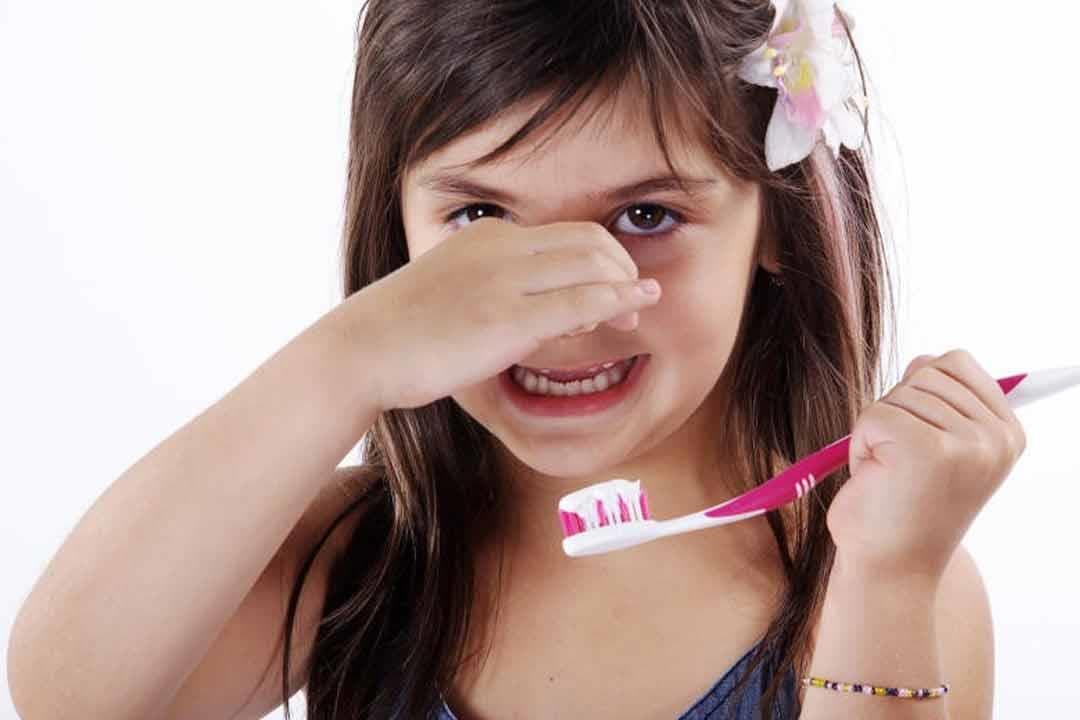 أسباب رائحة الفم الكريهة عند الأطفال وطرق علاجها