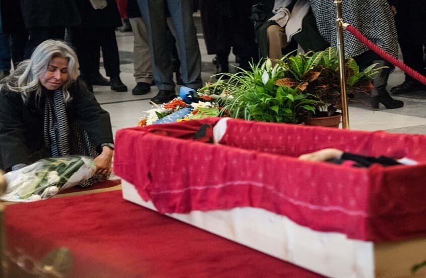 في حادثة غريبة.. سيدة "تعود إلى الحياة" في نعشها