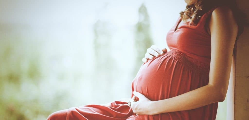 تغير حجم البطن أثناء الحمل وأسباب نزوله في الشهر السابع