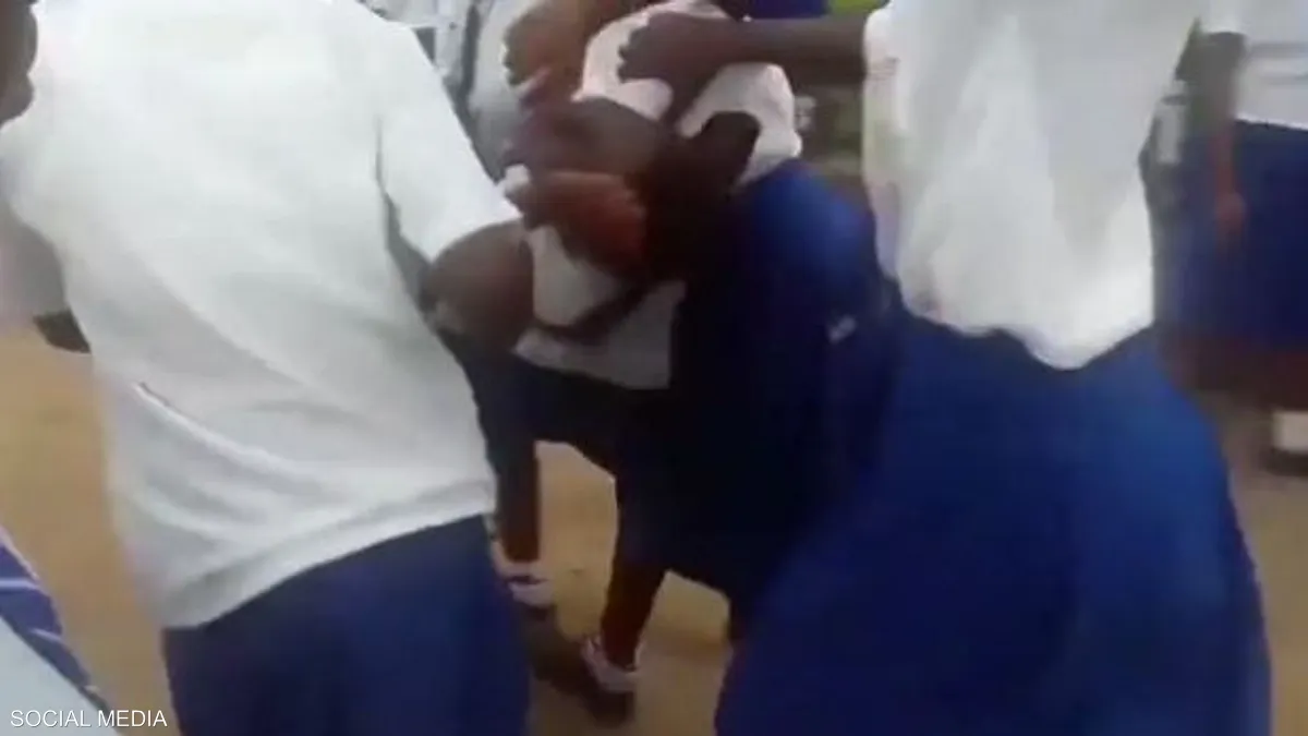 عشرات الطالبات أصبن بالشلل .. مرض غامض أم حيلة؟