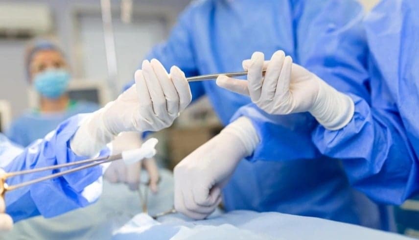 العراق.. نجاة طفلة بأعجوبة بعد سقوط مروحة فوق رأسها