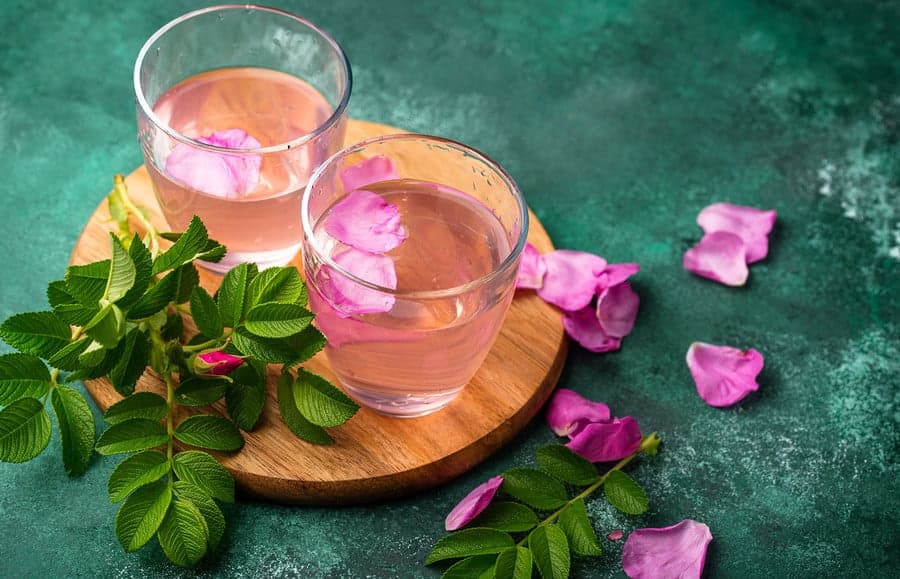 بضع قطرات من ماء الورد للحفاظ على جمالك
