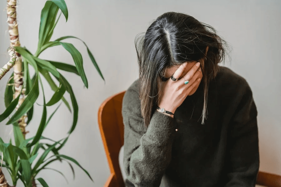 متى يكون التحدث مع النفس مرضاً نفسياً؟