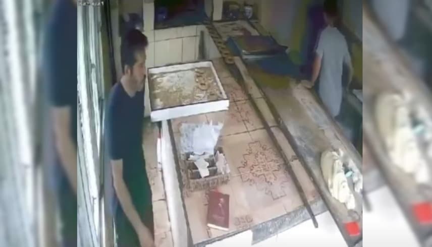 بالفيديو | خباز تركي يحاول الانتحار بسائل مغلي