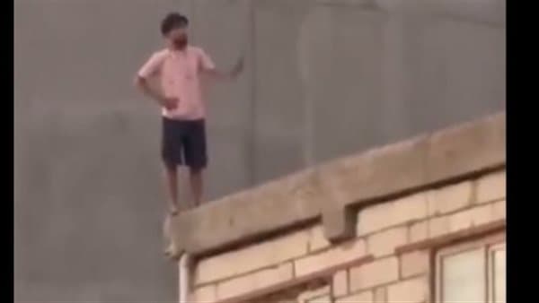 العراق.. إنقاذ شخص حاول الانتحار بعد خلاف مع زوجته | فيديو