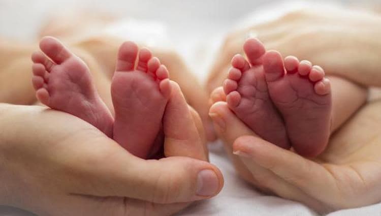 في حالة نادرة .. امرأة بـ"رحمين" تنجب توأمين