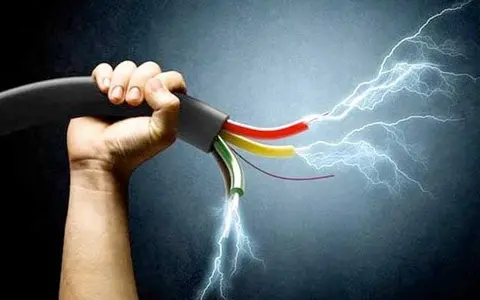 العراق.. أب يصعق أطفاله بالكهرباء لرسوبهم في الامتحان