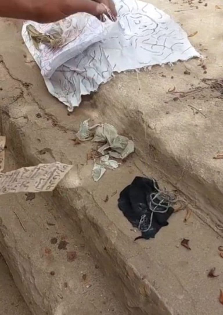 قطع ملابس و دماء و طلاسم .. عثر عليها في مقابر مصر