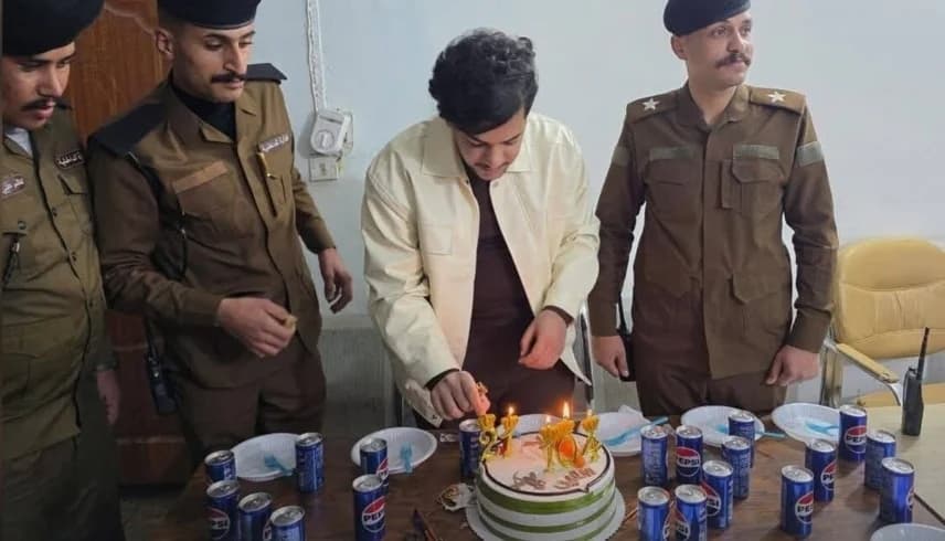 العراق.. شاب يحتفل بعيد ميلاده في مركز الشرطة