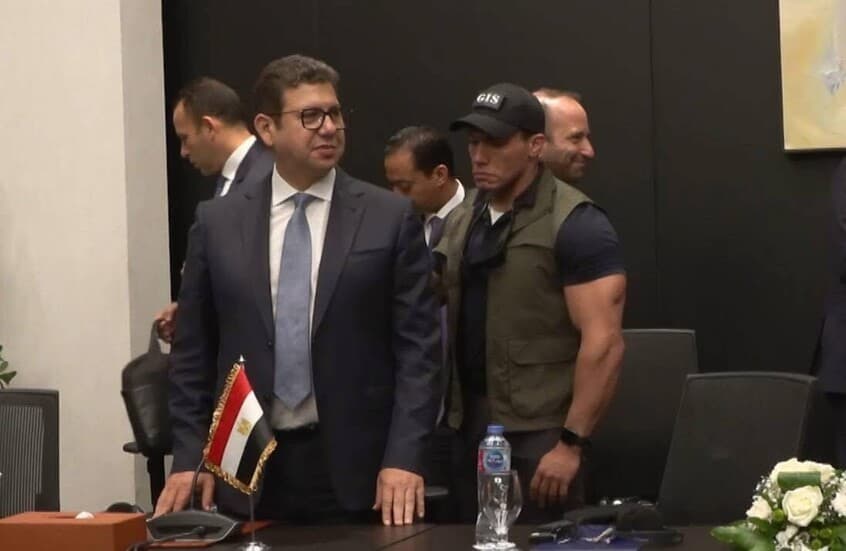 صورة رئيس المخابرات المصرية ونظرته للوفد الإسرائيلي تثير ضجة