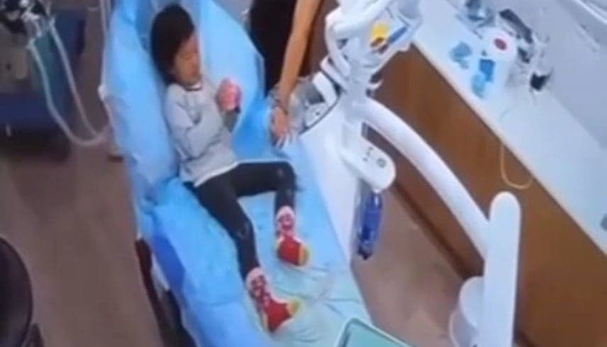 بعد خطأ كارثي.. وفاة طفلة أثناء علاج أسنانها في كازاخستان