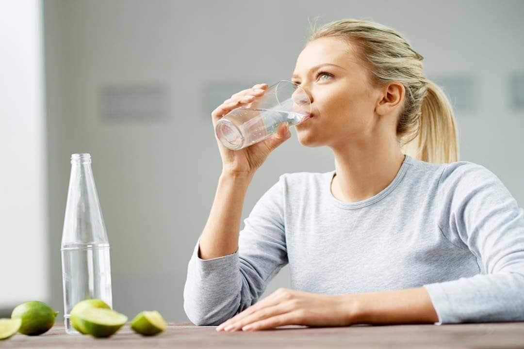 لماذا يجب شرب الماء قبل وبعد الوجبات بـ 30 دقيقة؟