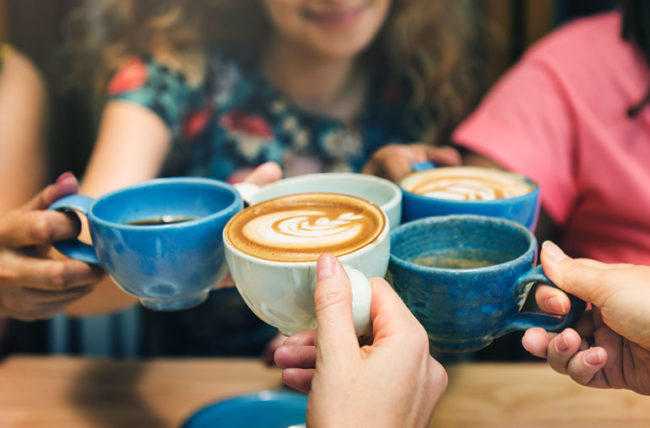 دراسة تكشف عن علاقة "مخيفة" بين المراهقين والكافيين