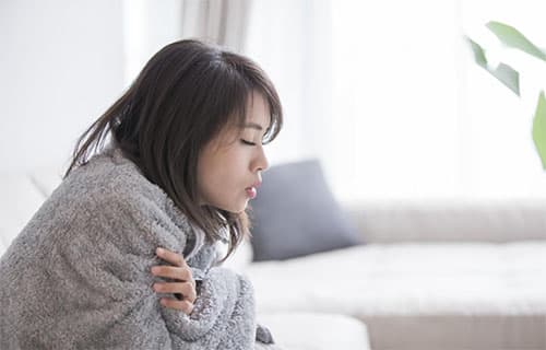استعدادًا للشتاء.. لماذا تشعر النساء بالبرودة أكثر من الرجال؟