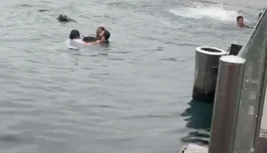 3 من أصحاب الهمم يقفزون في البحر لإنقاذ صديقهم الغريق لكنهم يفشلون