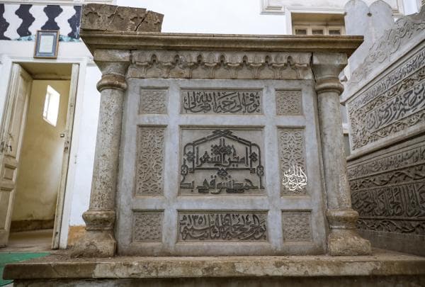 لصوص ينفذون سطواً على ضريح الشاعر أحمد شوقي