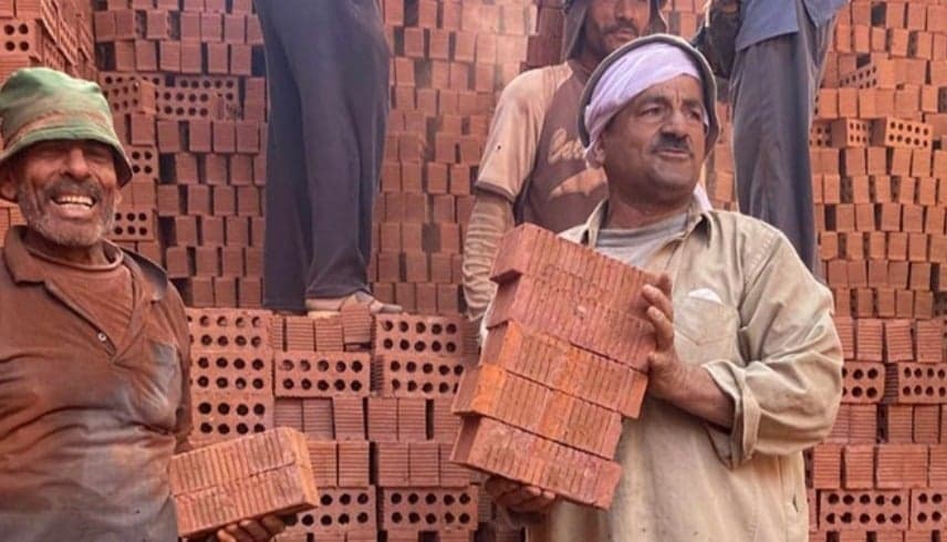 مصر.. عامل يصبح نجم السوشيال ميديا بأغنية من موقع العمل