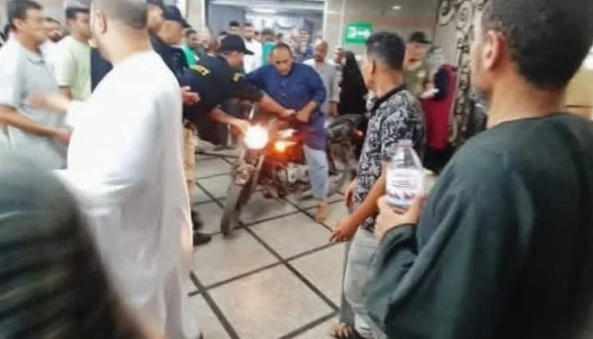 مصر.. اقتحم مبنى مستشفى جامعي بدراجة نارية | صورة