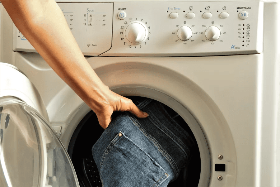 بعد 5-10 مرات من ارتدائه.. طبيبة توصي بغسل الجينز و هذا هو السبب!
